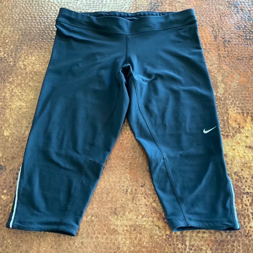 Nike Dri-Fit Crop Leggings. Black. Size M - Picture 2 of 5